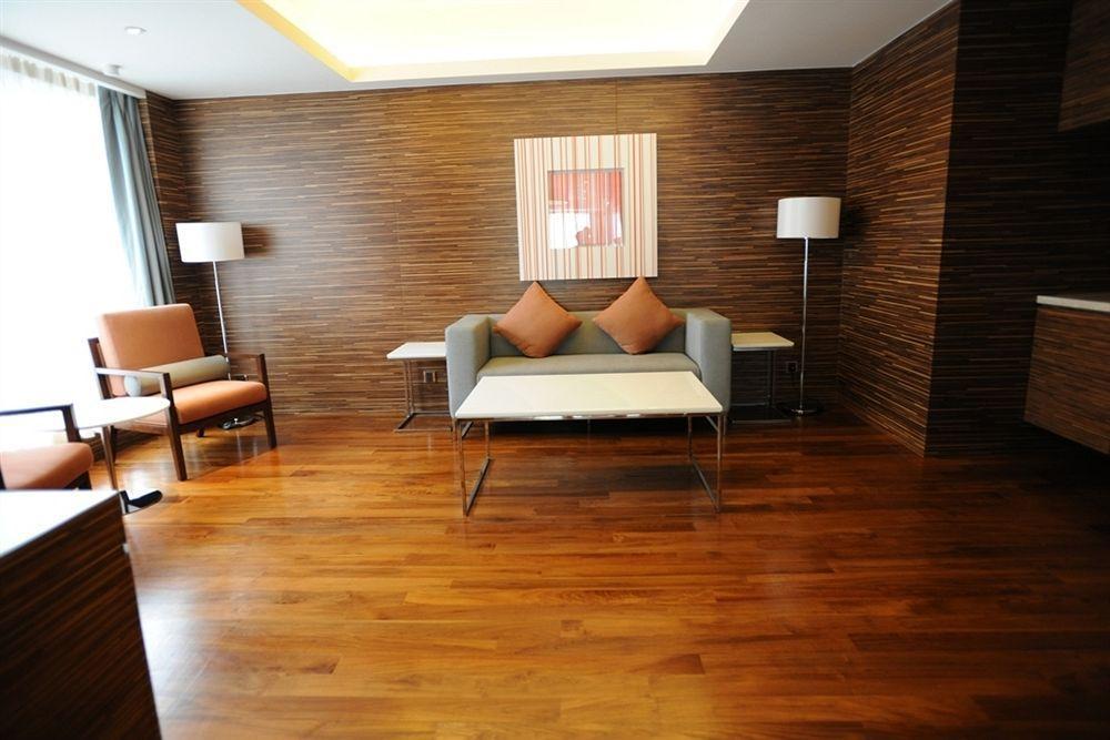 Nina Hotel Tsuen Wan West Hongkong Zewnętrze zdjęcie A living room in a suite at the Mandarin Oriental, Hong Kong
