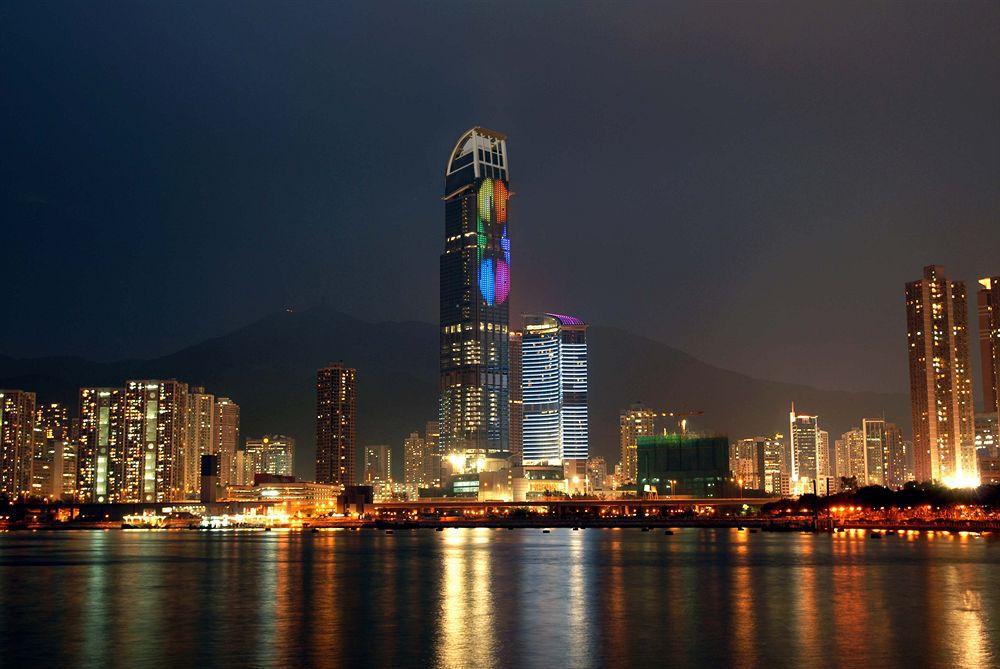 Nina Hotel Tsuen Wan West Hongkong Zewnętrze zdjęcie View of the International Finance Centre at night