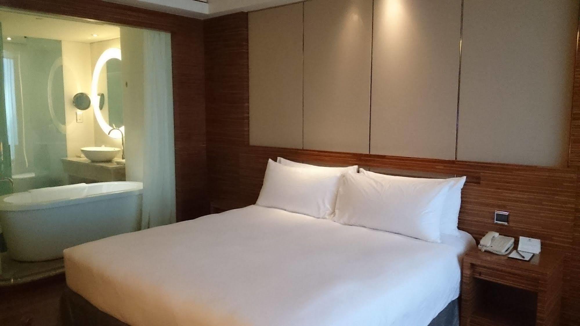 Nina Hotel Tsuen Wan West Hongkong Zewnętrze zdjęcie A room at the hotel